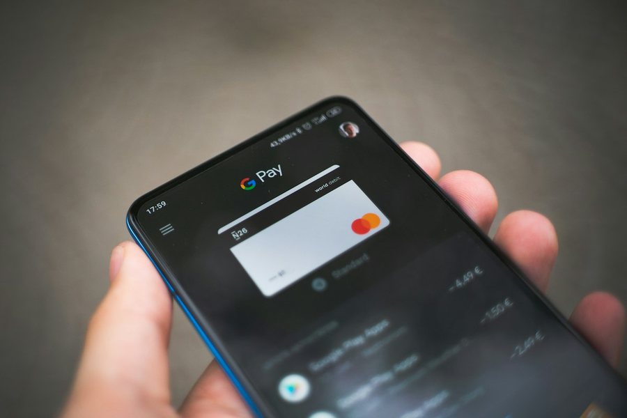 スマートフォンにカード決済の画面が表示されている手元